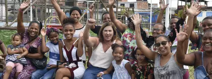 Tati Mandelli e mais mulheres acenando e sorrindo para a câmera