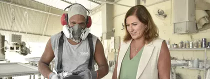 Tati Mandelli acompanhando homem de máscara trabalhando