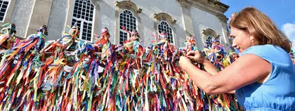 Tati Mandelli amarrando fita do Senhor do Bonfim